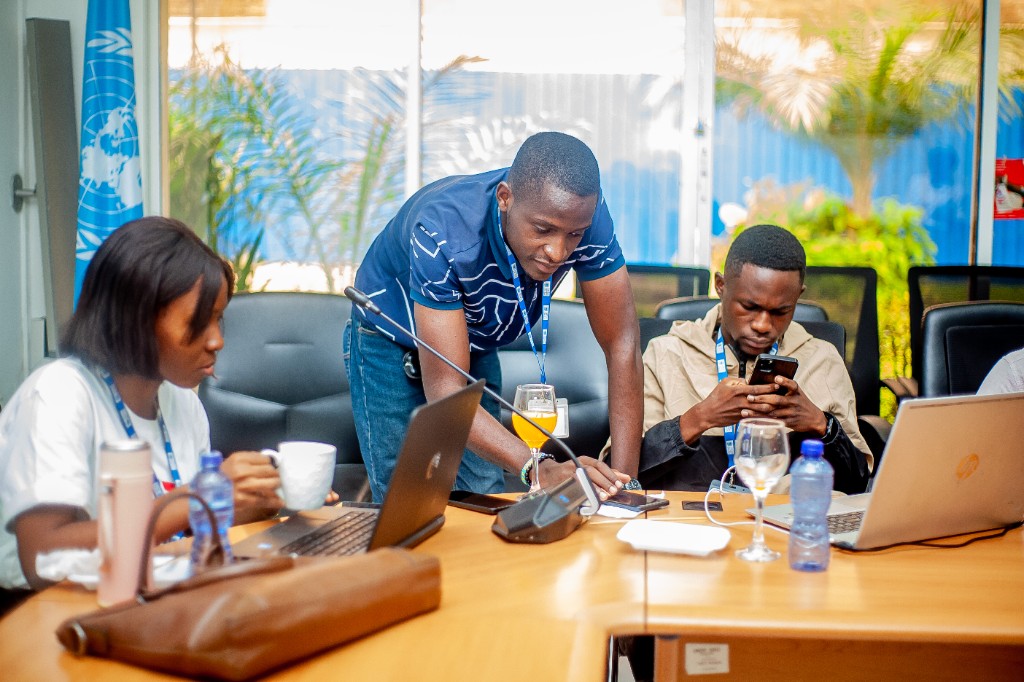 Jeunes professionnels en formation collaborative sur Fikiri Training